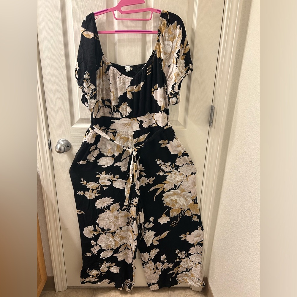 American Eagle Ruched Puff-Sleeve Jumpsuit in ivory and black - Picture 2 of 4